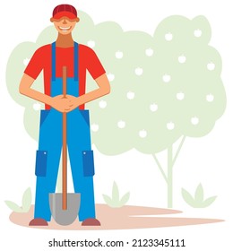 Vektorgrafiken - ein junger Mann in Overalls steht mit einer Schaufel in den Händen und lächelt fröhlich vor dem Hintergrund von Gras und Obstbäumen und einem Raum zum Kopieren. Konzeptioneller Gartenbau