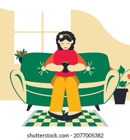 Vektorgrafiken - eine junge hübsche Frau sitzt auf dem Sofa in ihrem Wohnzimmer, hält ein Smartphone in ihren Händen und sieht auf den Bildschirm. Konzept - weibliches Gamer und Lifestyle