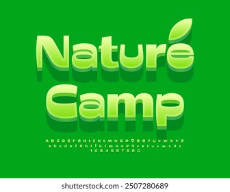 Vectorgrünes Banner Nature Camp mit dekorativem Blatt. Verspielte helle Schriftart. Buchstaben und Zahlen für kreative Alphabete
