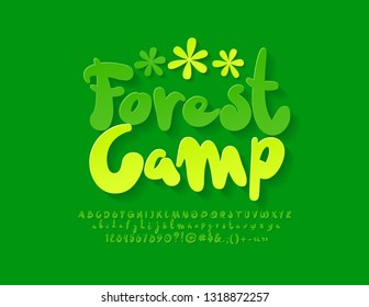 Emblema verde vectorial Campamento Forestal con decoración de flores. Letras De Alfabeto Escritas A Mano. Fuente plana brillante