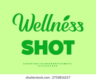 Vector Green Label Wellness Shot. Moderne klassische Schriftart. Helle Großbuchstaben Alphabet und Zahl gesetzt.
