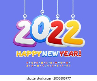 Tarjeta de felicitación de vectores Feliz Año Nuevo con Juguetes de Navidad 2022. Fuente luminosa. Conjunto de letras y números de alfabeto artístico