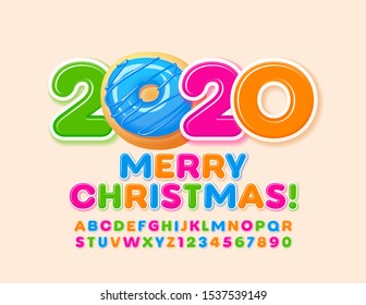 Vektor Grußkarte Frohe Weihnachten 2020 mit Donut. Farbige Alphabet-Buchstaben und -Zahlen. Helle Uppercase-Schriftart