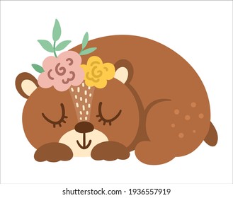 Oso dibujado a mano vectorial con flores en la cabeza. Estilo bohemiano lindo, dormido ícono animal de bosque aislado en fondo blanco. Ilustración del bosque de boho dulce para diseño de tarjetas, impresos y papelería.
