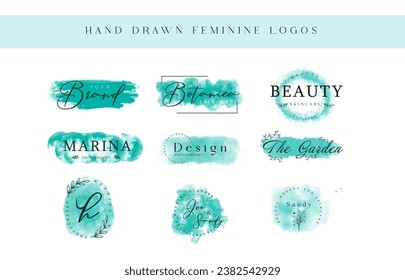 Conjunto de plantillas de logotipo femenino dibujadas a mano por vectores.