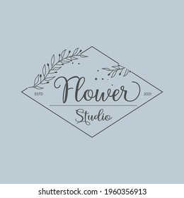 Dibujo manual vectorial de la plantilla del logotipo de la flor para etiquetas, logotipos y distintivos para la atención de la salud, floristería, fotografía, boda, floristería, cosmética, spa y bienestar, salón de belleza
botánica