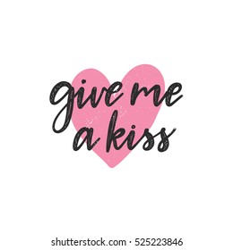 Vektorillustration handgezeichnet Grußkarte - Gib mir einen Kuss. Schwarze Kalligrafie einzeln auf weißem Hintergrund mit rosafarbenem Herzen. Handschrift. Valentinstag-Design