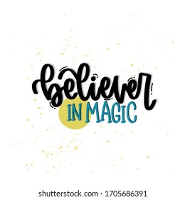  Ilustración dibujada a mano por vectores. Leer frases que creen en la magia. Idea para afiche, postal.