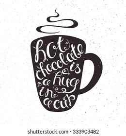 ilustración vectorial, grabada a mano, imprimible de taza de chocolate caliente con la expresión "el chocolate caliente es un abrazo en una taza", humo con textura gruesa