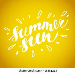 Tarjeta de verano dibujada a mano del vector. Letras, mensaje de texto aislado en fondo amarillo. Fuente escrita a mano, abc. Dibujo de tinta. Saludo de verano, sol. Publicidad de verano, tarjeta.