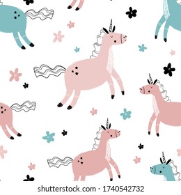 Vector handgezeichnete kindisch nahtlos wiederholende einfache flache Muster mit Einhörnern und Blumen im skandinavischen Stil auf einem weißen Hintergrund. Kühle Kleintiere. Muster für Kinder mit Einhörnchen. 
