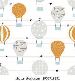 Patrón simple de repetición de niños a mano con vectores con globos de aire y estrellas de estilo escandinavo sobre un fondo rayado. Patrón de niños sin fisuras con globos de aire. Un transporte divertido.