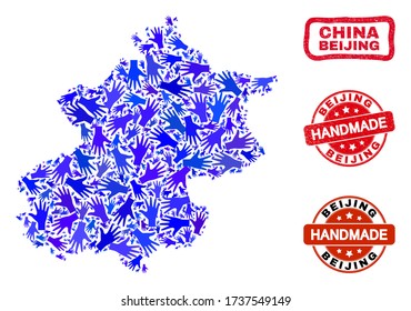 Combinación de vectores hechos a mano del mapa de la ciudad de Beijing y sellos de sellos de goma. El mapa Mosaic de la ciudad de Beijing está hecho de manos azules al azar. Impresiones rojas y rojas con textura de caucho corroída.