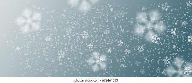  Nieve vectorial pesada, copos de nieve de diferentes formas y formas. Muchos elementos blancos de copos fríos sobre fondo azul. Nieve en caída, nieve borrosa en segundo plano.