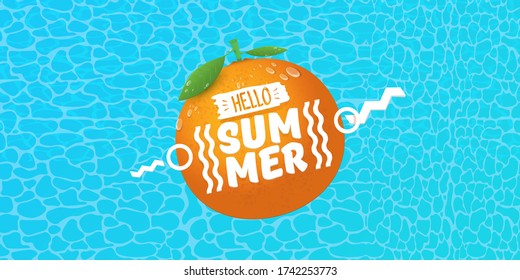 Vector Hola Banner horizontal de verano o planilla de diseño de volante con fruta naranja fresca aislada en el fondo de agua azul. Hola etiqueta de concepto de verano o afiche con texto de fruta y letras
