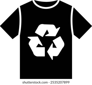 Ícone vetorial de uma camiseta verde com um símbolo de reciclagem. Design preto e branco mostrando uma camiseta com um logotipo reciclável no centro, simbolizando roupas ecológicas e moda sustentável.