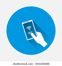 La mano del icono del vector sostiene un icono de teléfono sobre fondo azul. Imagen plana con sombra larga.