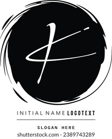 icono vectorial de la letra K con trazo de tinta, letras K dibujadas a mano Diseño del logotipo. Logo de la letra de brocha K, diseño del logotipo de la letra K con fondo de círculo grueso.eps8