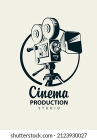 Icono vector o logotipo para estudio de producción cinematográfica con proyector de película o cámara de vídeo anticuado y la inscripción. Adecuado para banner publicitario, afiche, pegatina, volante, boleto, diseño web