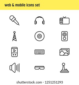 Vector illustration of 12 media icons line style. Editable set of cd, player, loudspeaker and other icon elements.