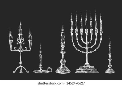 Ilustración vectorial de сvelas antiguas y candelabros. Menorá, soltera, lámpara, triple. Colección para decoración de interiores. En el dibujo de la mano de la tiza del tablero negro