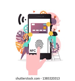 Ilustración vectorial de un teléfono grande con función NFC utilizada como tarjeta bancaria con huellas digitales en la pantalla, personas diminutas haciendo transferencia de dinero. Pagos sin contacto, concepto de tecnología de las comunicaciones sobre el terreno.