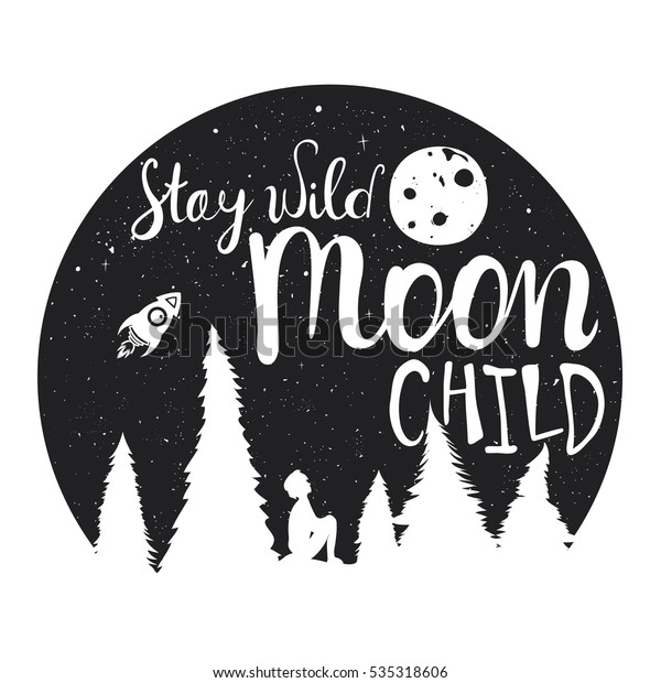 男の子のシルエットを持つベクターイラスト 星の夜 月 松の森 Inspirational Lettering Quote 野生の月の子どもを残す タイポグラフィーポスター 印刷用のデザイン グリーティングカード ホームデコレーション のベクター画像素材 ロイヤリティフリー