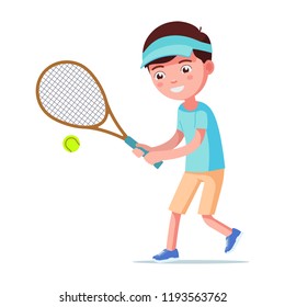 Imagen vectorial de un niño de caricatura jugando al tenis. Fondo blanco aislado. Un niño pega una pelota de tenis con una raqueta. El niño gana la pelota con un racquet. Estilo plano.