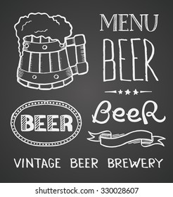 Ilustración vectorial del vaso de cerveza tiza en la pizarra.