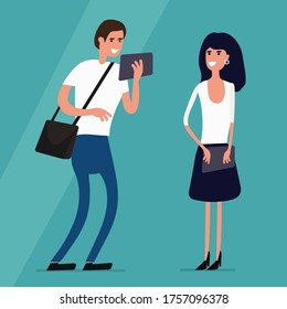 Concepto de ilustración vectorial de una asociación exitosa. Dos personas, un hombre y una mujer vestidos de oficina, están de pie y discutiendo el proceso de trabajo de buen humor. Trabajadores de oficina en el descanso del almuerzo.