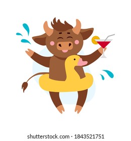 Ilustración vectorial de la natación de vaca, buey o toro en círculo inflable y relajante en piscina con vaso de coctel. Concepto del año del toro 2021.  Tiempo de descanso, vacaciones de verano