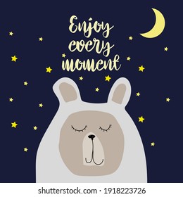 Ilustración vectorial con oso y estrellas lindas. Disfruta de cada momento con letras de texto. Afiche tipográfico con animal y cielo nocturno.