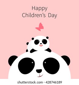 Vektorgrafik: Ein süßer Cartoon kleine Panda liegt auf dem Kopf seines Vaters / seiner Mutter, schaut auf einen Schmetterling, für Happy International Children's Day.