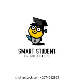 ilustración vectorial de un estudiante de dibujos animados adorable con tapa de graduación, lápiz, icono y logotipo vectorial
