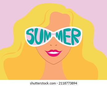 Ilustración vectorial - la cara de una hermosa mujer rubia con olas rizadas y gafas de sol con la inscripción verano. Concepto: vacaciones estacionales
