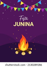 Vektorgrafik von Festa Junina mit Parteitafel und Feuer, auf violettem Hintergrund. Juni Festival Design für Holiday Grußkarten, Einladungen oder Poster.