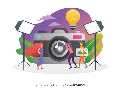 Ilustración vectorial de equipos fotográficos de estilo plano en un estudio de fotografía con luces y cámaras. Modelo femenino posando para las fotos. Fotógrafos trabajando