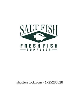 Ilustración vectorial del logo del proveedor de pescado fresco con silueta de pescado en rectángulo geométrico azul con texto aislado en fondo blanco