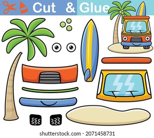 Dibujo vectorial de divertida caricatura de auto cargando tablas de surf en la playa. Juego de papel educativo para niños. Corte y pegado.