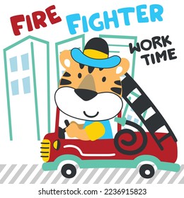 Ilustración vectorial del divertido bombero de tigre en un camión de bomberos. Fondo infantil vectorial creativo para tela, textil, papel tapiz de vivero, tarjeta, afiche y otra decoración