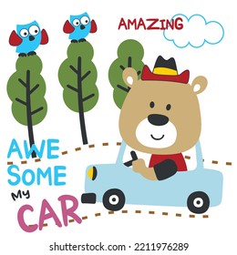 Ilustración vectorial del oso cómico conduciendo el coche verde. Divertido estilo de dibujos animados para los niños. Pequeña aventura con animales en el camino para el diseño de guarderías, diseño de camisetas de dibujos animados.