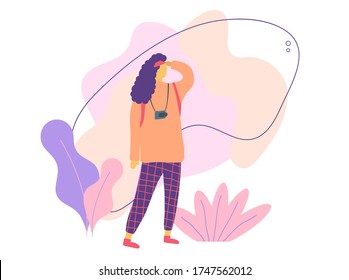 Ilustración vectorial. Chica con cámara mirando a la distancia. Estilo minimalista de dibujos animados planos. Concepto de exploración, senderismo, turismo de aventura y viajes. Turista con mochila. Mujer aislada