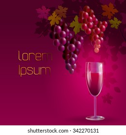 Vektorgrafik mit einem Glas Rotwein und einem Haufen roter Trauben. Im Hintergrund sind grüne Blätter zu sehen. Es kann für die Dekoration der Speisekarte und Weinkarte verwendet werden.