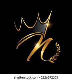 Vektorgrafik von Goldkrone und Leaf Monogram, Anfangsbuchstabe N auf schwarzem Hintergrund mit goldener glänzender Wirkung