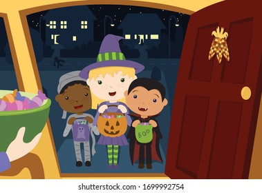 Una ilustración vectorial de un grupo de tres niños con disfraces o trucos en Halloween en una puerta abierta consiguiendo dulces