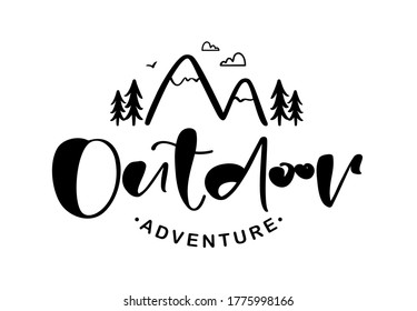 Ilustración del vector: Composición con letras de pincel dibujado a mano de la aventura al aire libre con el bosque de pinos doodle y montañas.