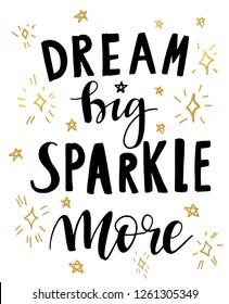 Imagen vectorial de la cita manuscrita Dream Big Sparkle More. Frase de vector caligratina y estrellas y destellos dorados sobre fondo blanco. Diseño para banner, afiche, tarjeta de saludo, etiquetas.