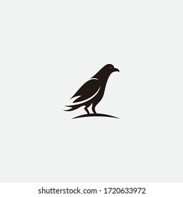 Vektorgrafik handgezeichneter Raben auf einem Ast. Tintenzeichnung, Grafikstil. Schöne Design-Elemente