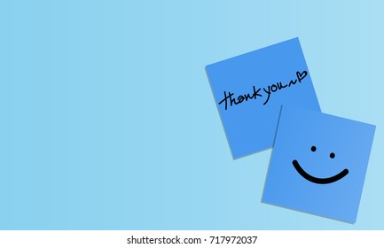 Imagen vectorial de la escritura a mano del mensaje "gracias", forma cardíaca y sonrisa en una nota pegajosa azul sobre fondo azul. Fondo de la ilustración del vector.