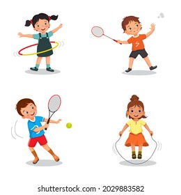 Vektorgrafik von glücklichen und aktiven Kindern, die verschiedene sportliche Aktivitäten spielen, wie Hula-Hoop, Badminton, Tennisball mit Schläger und Springseil. Kinder, die gesunde körperliche Übungen durchführen.